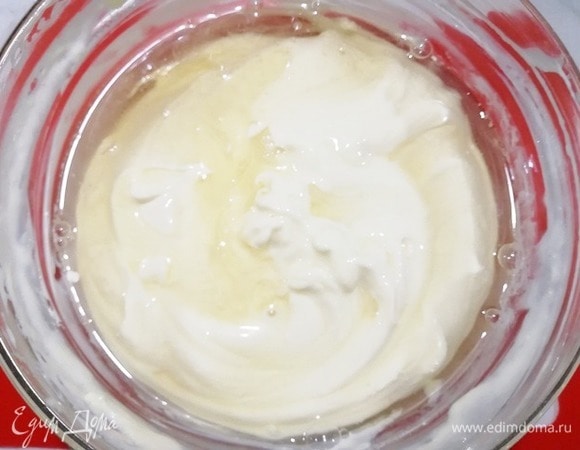 Вольем желатин и снова тщательно смешаем миксером, в процессе добавляя сахарную пудру.