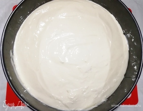 Перельем полученную смесь в форму поверх основы. Убираем в холодильник и готовим второй слой.