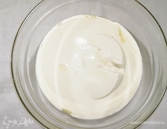 Прежде всего подготовим желатин. Сгущенное молоко и творожный сыр выкладываем в чашу. Сразу же вливаем сливки и желатин. Смешиваем все ингредиенты миксером.