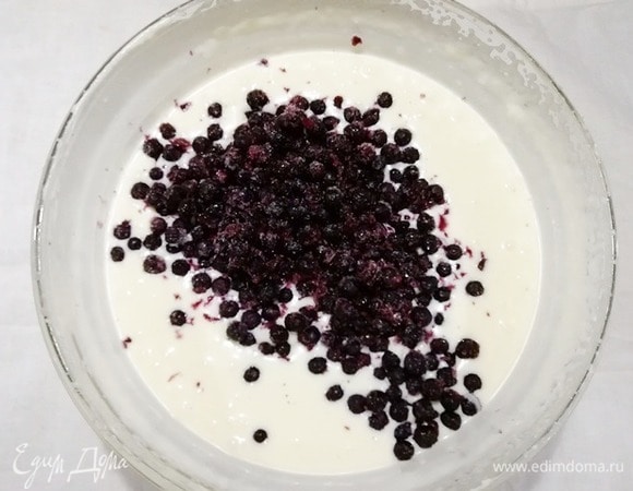 В полученную смесь всыпаем замороженные ягоды черники и аккуратно перемешиваем лопаткой.