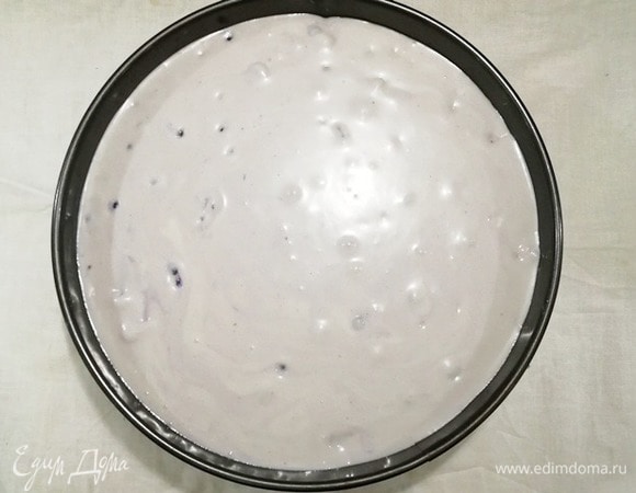 Первый слой уже схватился. Выливаем второй слой поверх первого. Убираем торт в холод на 2 часа.