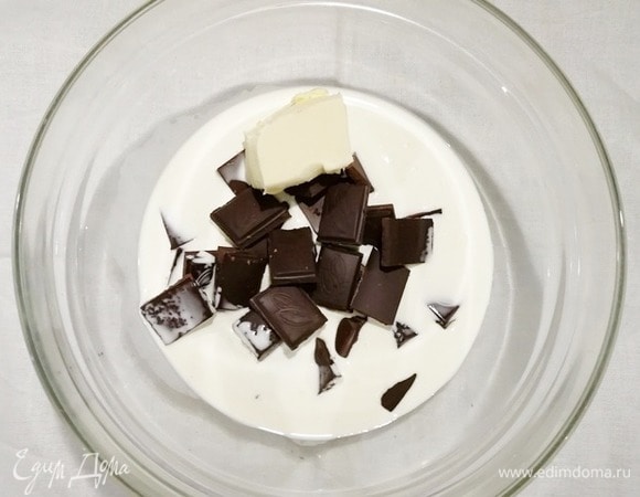 Глазурь можете приготовить по своему рецепту. Я просто растапливаю на водяной бане горький шоколад, сливочное масло и сливки. Готовую и немного остывшую глазурь выливаем на охлажденный торт прямо в форму. Теперь убираем торт в холодильник до полного застывания глазури (примерно на 1 час).