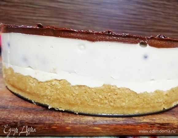 Вынимаем торт из холодильника и обдуваем феном (горячим воздухом) стенки формы, она легко снимется, не повредив торт.