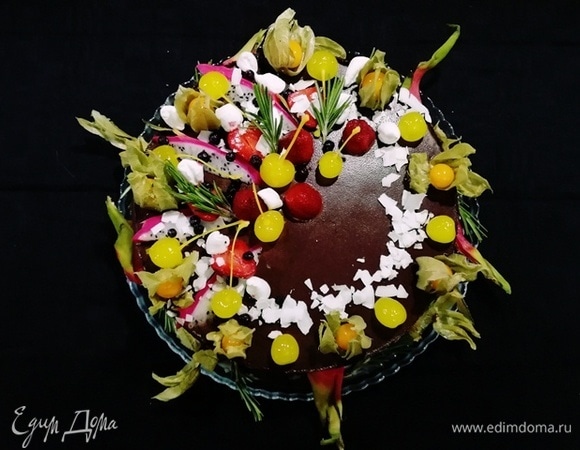 Украшаем торт по желанию. У меня свежие и замороженные фрукты, коктейльная вишня, кокосовые кранчи.