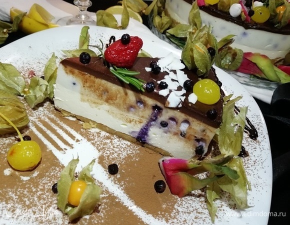 Разрез неидеален, глазурь тянется за ножом, но очень вкусно.