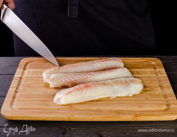 Разморозьте и промойте филе трески, разрежьте на порционные кусочки, посолите и поперчите по вкусу.