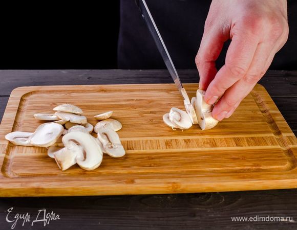 Шампиньоны нарежьте небольшими кусочками.