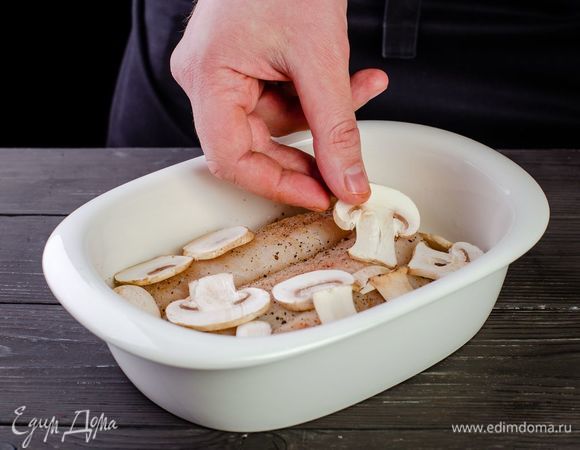 Выложить в форму рыбу и шампиньоны.