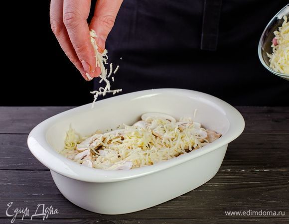 Сверху посыпьте тертым сыром. Запекайте рыбу при температуре 180°C в течение 15 минут.