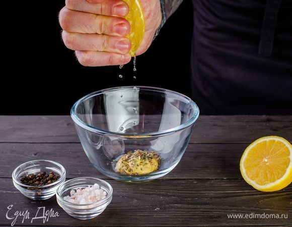 В емкости соедините лимонный сок, горчицу, соль, перец и прованские травы.