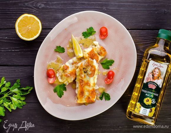 Готовую рыбу подавайте с соусом к столу. Приятного аппетита!