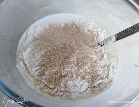 Муку просеять. Теплое молоко и воду смешать с яйцом. Добавить сахар, соль. Всыпать немного муки и сухие дрожжи. Перемешать.