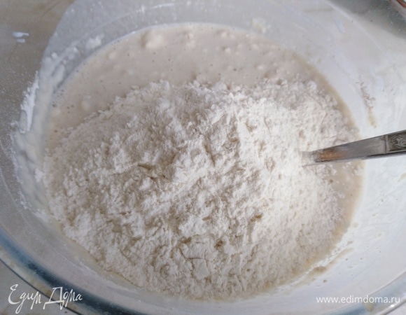 Постепенно добавлять муку. Замешивать тесто ложкой.