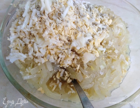 Лук обжарить на растительном масле до прозрачности с добавлением соли и молотого перца. Но при этом лук должен остаться слегка сырым, чтобы хрустел и был сочным. Добавить к луку натертые на крупной терке яйца. Посолить.