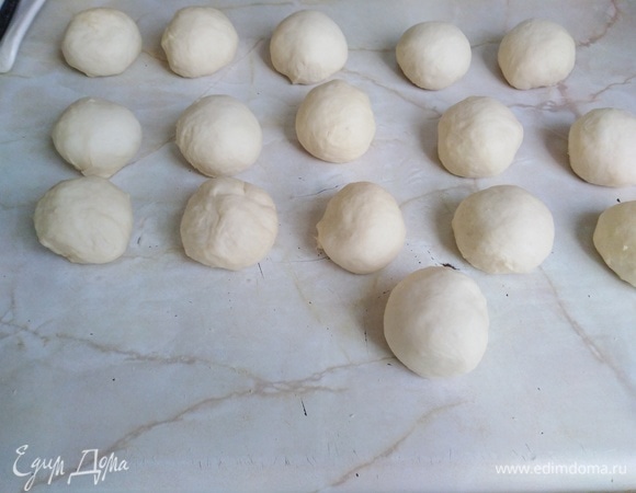 Из подошедшего теста сделать заготовки. Дать постоять 5 минут.