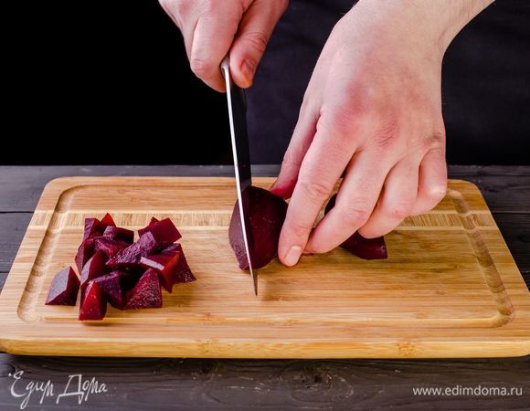 Отварите свеклу до готовности. Остудите, нарежьте небольшими кусочками.