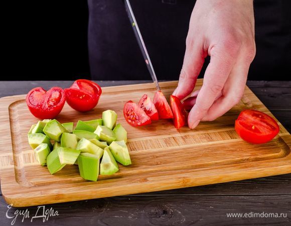 Такими же кусочками нарежьте помидоры и авокадо.