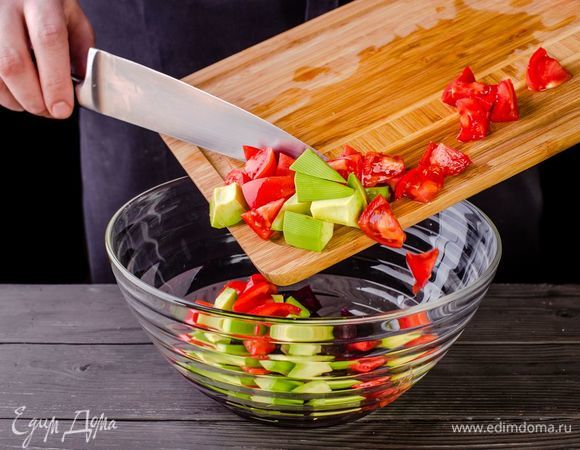 Смешайте в салатнике свеклу, помидоры, авокадо.