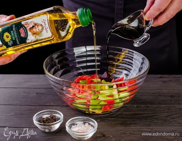 Полейте салат сыродавленым подсолнечным маслом Vivid, добавив бальзамический уксус, перец и соль.