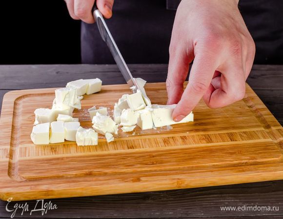 Нарежьте сыр фету и добавьте в салат.