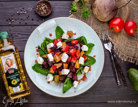 Выложите на тарелку листья шпината, а сверху —салат. Приятного аппетита!