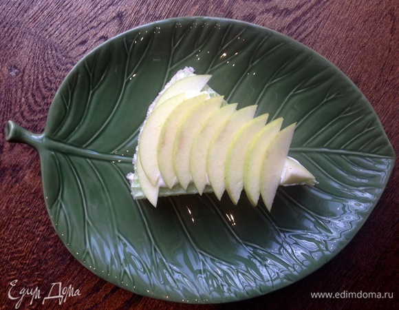 Нарезать тонко яблоко. Сверху намазать немного сгущенного молока и положить яблочные дольки. Если подавать не сразу, тогда нужно сбрызнуть яблочные дольки лимонным соком, чтобы они не потемнели. Приятного аппетита!