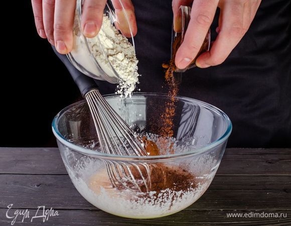 Добавьте муку и какао с разрыхлителем.