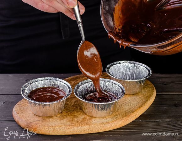 Выложите тесто в формы.