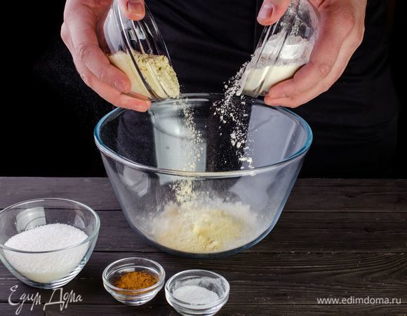 Соедините в миске оба вида муки, сахар, корицу, разрыхлитель.