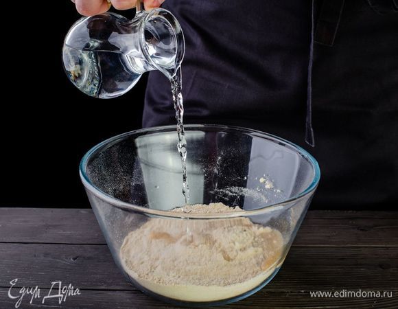 Залейте водой, перемешайте.