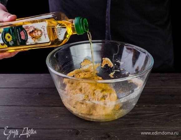 Добавьте сыродавленое подсолнечное масло Vivid, тщательно перемешайте. Оставьте тесто на 1 час.