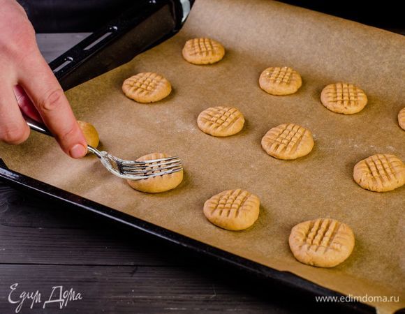 Сформируйте из теста небольшие шарики, придавите вилкой.