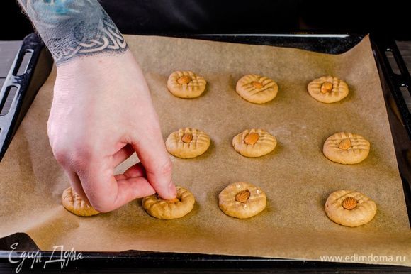 Сверху на каждое печенье выложите по ореху.