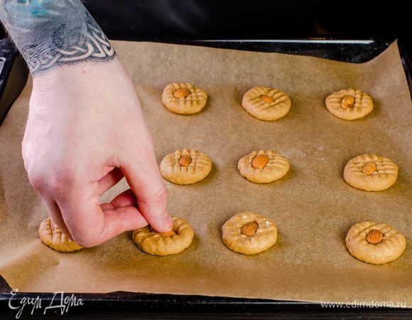 Сверху на каждое печенье выложите по ореху.