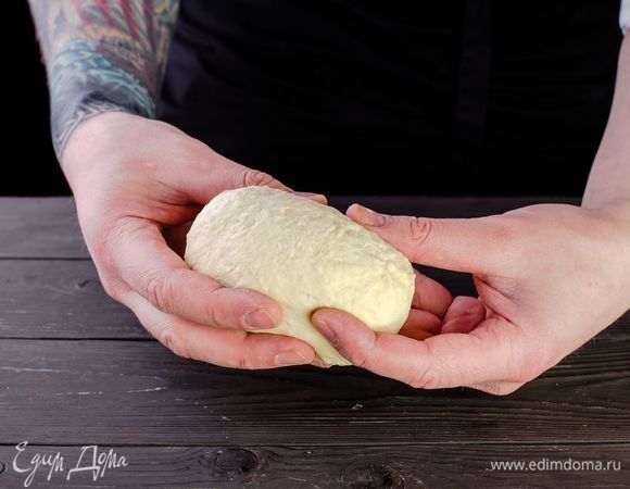 Замесите тесто, положите его в глубокую емкость, накройте полотенцем и оставьте в теплом месте на 30 минут. 