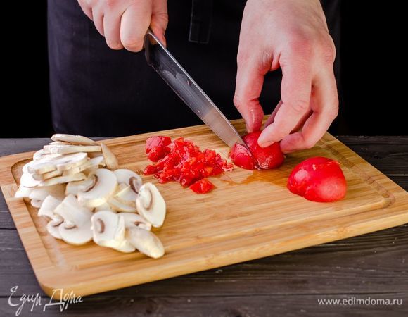 Нарежьте шампиньоны, предварительно очищенные от кожуры помидоры измельчите.