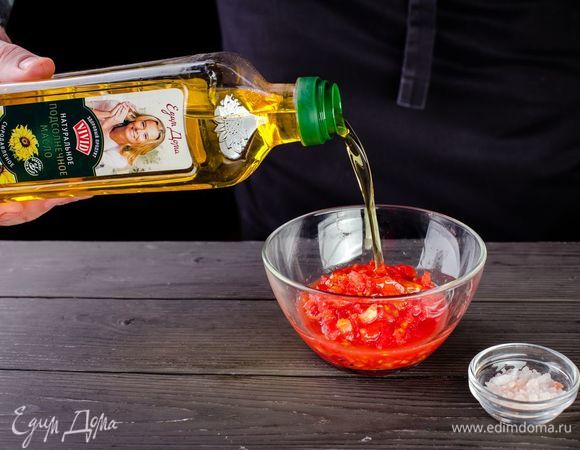 Помидоры перемешайте с маслом и солью.
