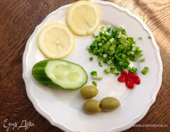 Нарезать мелко лук, оливки, огурец, петрушку, перец чили (взять по вкусу).