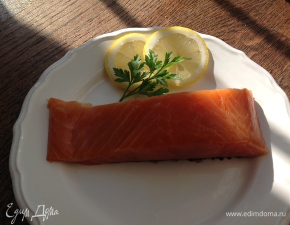 Семгу можно взять любую (соленую, копченую или сырую; сбрызнуть лимонным соком). Нарезать на тонкие кусочки.