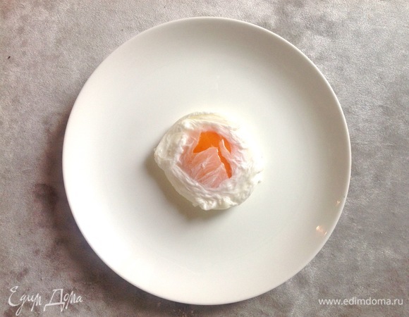 Готовлю яйцо пашот: в сотейник налить воду, довести до кипения, добавить ложку уксуса, не солить, иначе яйцо будет очень крепким. Яйцо разбить в маленькую емкость, сделать венчиком водоворот в сотейнике и влить яйцо. Варить 1 минуту. Вынуть, положить на тарелку.