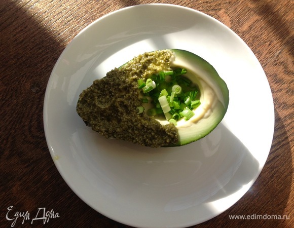 Авокадо смазать домашним майонезом, соусом песто. В лунку, где была косточка, положить зеленый лук, оливки. Сверху положить яйцо пашот, затем — пару кусочков семги, перец чили, огурец, лимон, петрушку. Если вы заметили, я не добавляю соль — она есть в семге, майонезе и песто, но если вам недостаточно, добавьте.