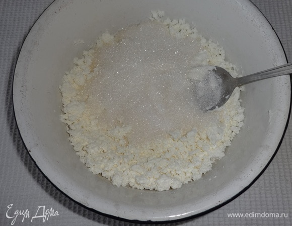 Творог растереть с сахаром и ванилином.