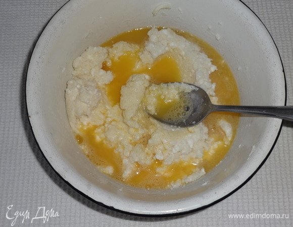 Яйца добавить в миску с творожной массой, перемешать до однородного состояния.