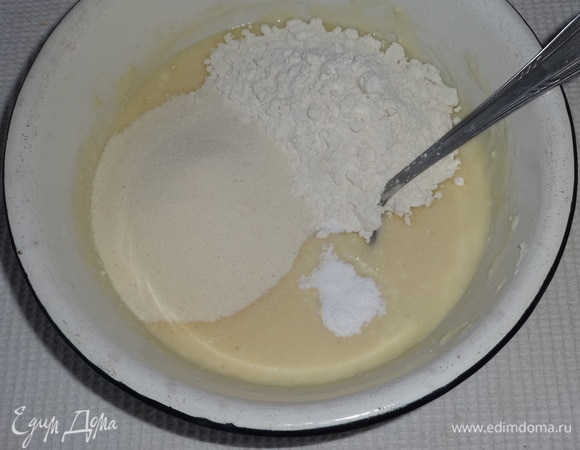 Всыпать муку, манку и соду, перемешать до однородности. Положить майонез, тщательно перемешать.