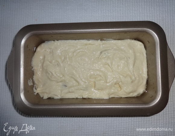 Прямоугольную форму смазать растительным маслом. Выложить тесто. Поставить форму в духовку, разогретую до 180°C, примерно на 45–50 минут. Точное время выпечки зависит от вашего духового шкафа. Готовность кекса проверить деревянной палочкой: если выходит сухая после прокола, значит кекс готов.