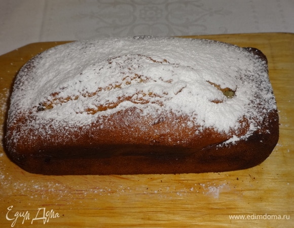 Готовый кекс выложить из формы. Дать немного остыть. Посыпать сахарной пудрой.