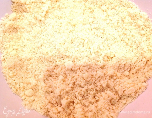 Хорошо перемешиваю рукой, получается вот такая крошка. Добавляю ванильный сироп. Снова перемешиваю.