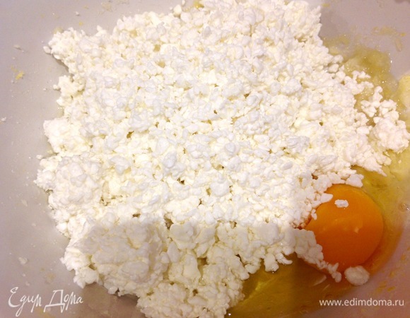 Яйца и желтки перетираю с сахаром, добавляю творог (если вы любите очень сладкий пирог, добавьте больше сахара).