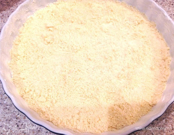 Разделяю крошки теста на две части. Первую кладу в форму как основу — аккуратно, не придавливая, чтобы пирог получился воздушным.