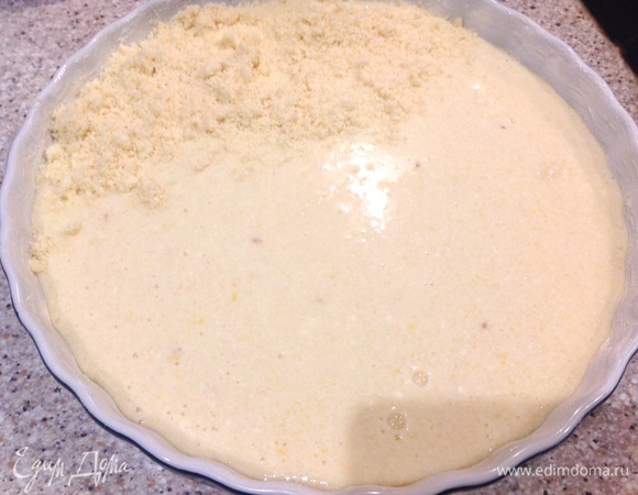 Затем — творожная начинка, сверху покрываю снова крошкой.